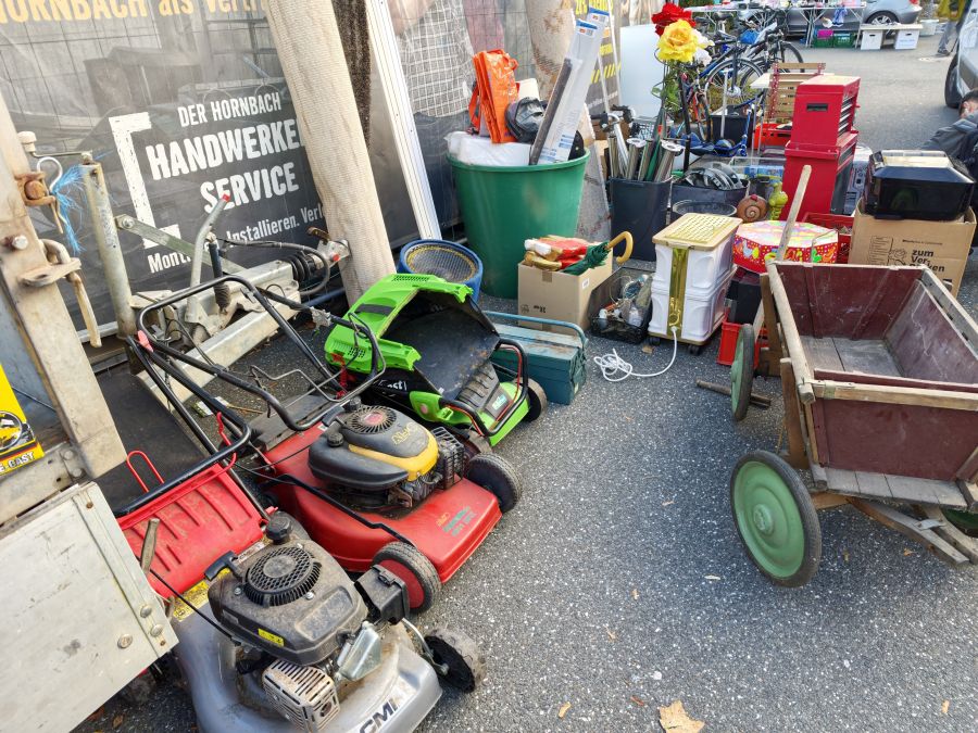 Rasenmaeher, Vertikutierer und weiteres Gartenwerkzeug als Flohmarkt-Angebot