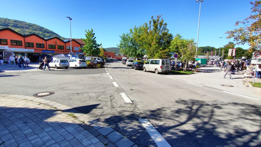 Übersicht eines Flohmarkts auf dem Parkplatz des Einkaufszentrums PEZ in Hohenstadt, im Hintergrund die bewaldeten Berge der Hersbrucker Alb.