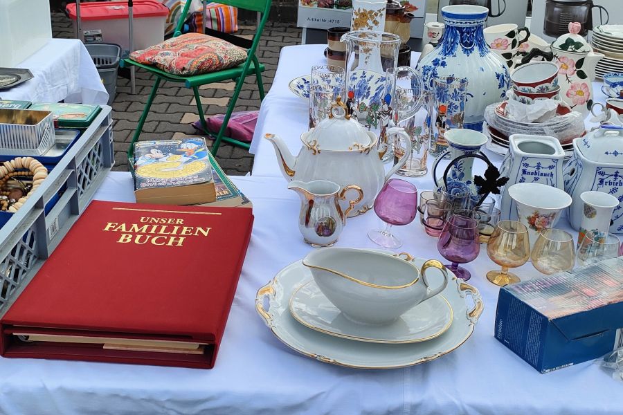 Porzellan und Geschirr auf dem Flohmarkt