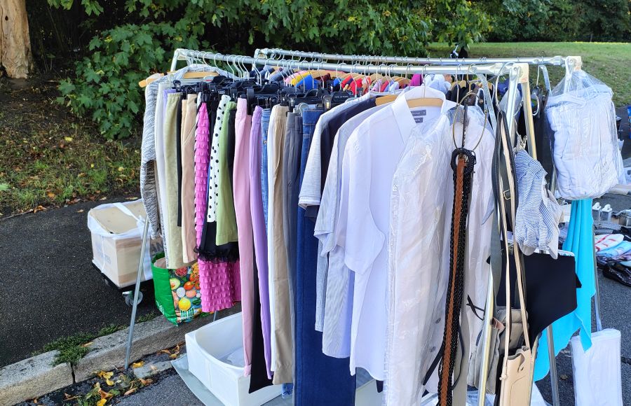 Kleidung auf dem Flohmarkt