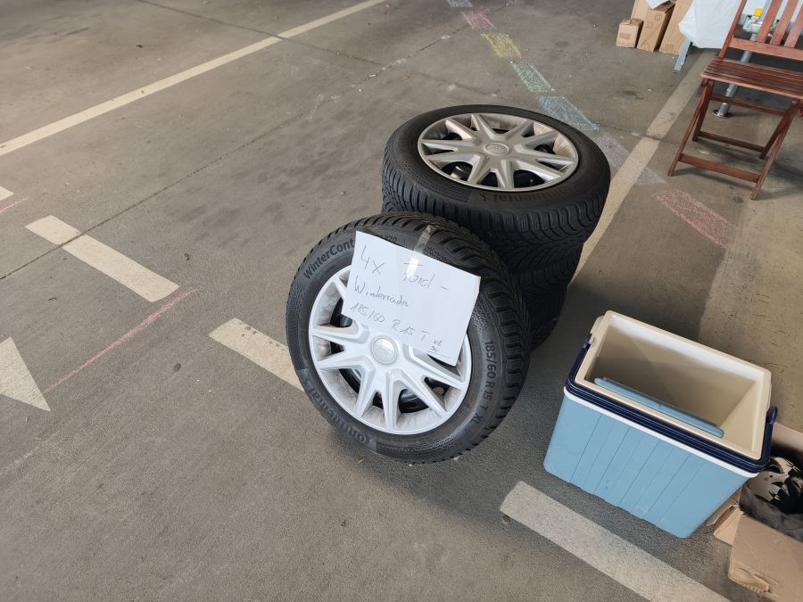 Vier Ford-Winterräder mit Continental-WinterContact-Reifen, Größe 185/60 R15, auf einem Flohmarkt.