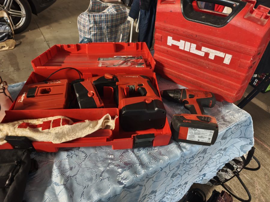 Hilti-Werkzeugkoffer mit Akku-Bohrhammer und Akkuschrauber auf einem Flohmarkt.