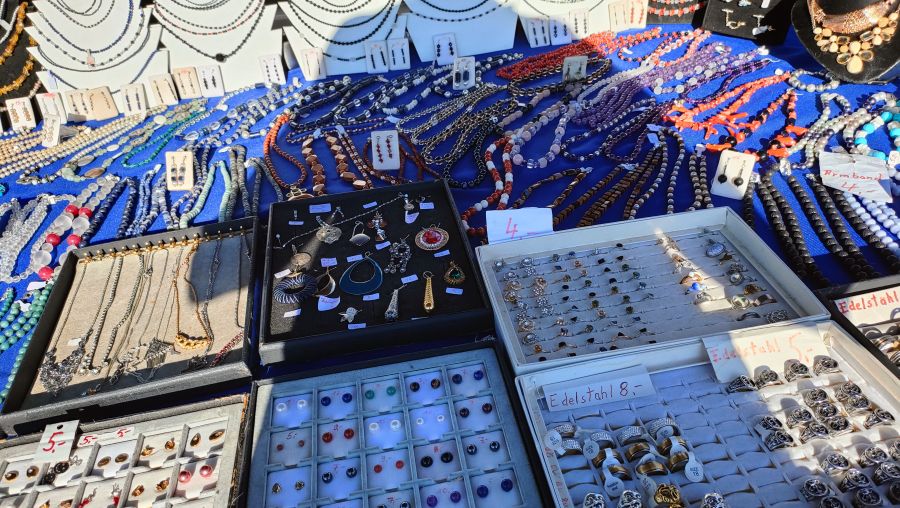 Schmuck auf dem Flohmarkt