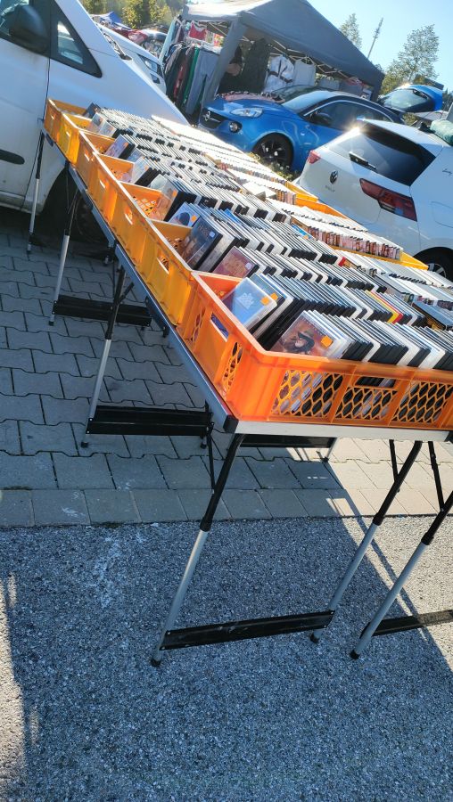 DVDs und CDs auf dem Flohmarkt