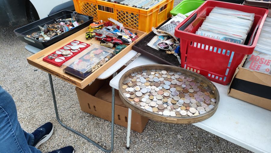 Münzen auf dem Flohmarkt